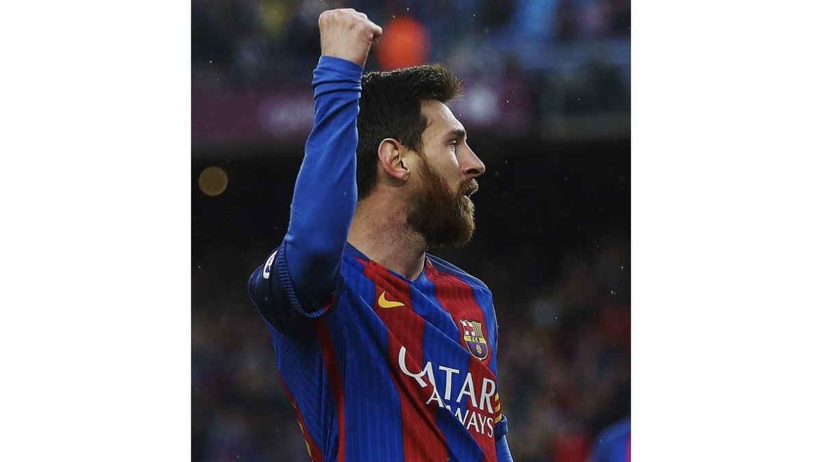Messi celebra el primer gol del Barcelona ayer ante Osasuna. ALEJANDRO GARCÍA