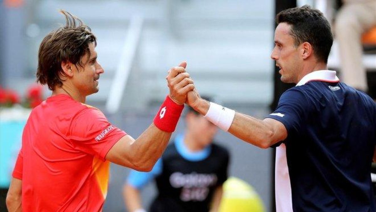 Ferrer saluda a Bautista tras el partido en la Caja Mágica.