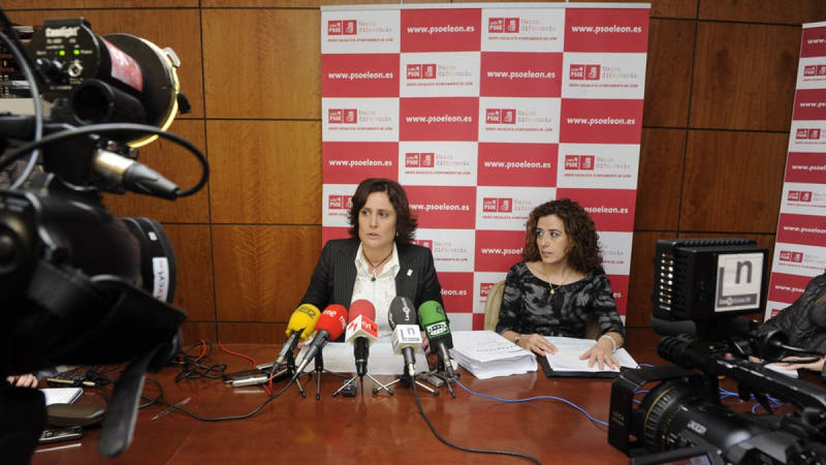 María Rodríguez y Natalia Rodríguez Picallo, ayer, en rueda de prensa.
