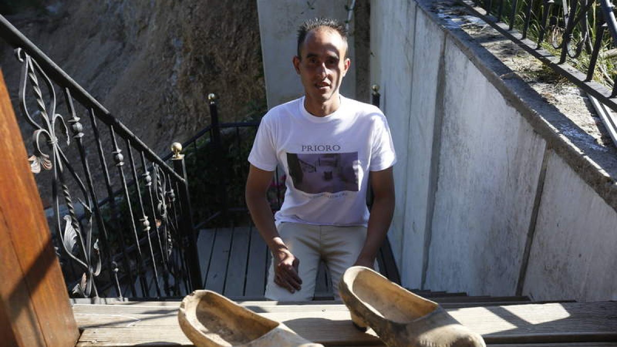 Óscar Montero, en el tramo de la escalera donde estaba el supuesto osezno cuando él mismo lo fotografió.