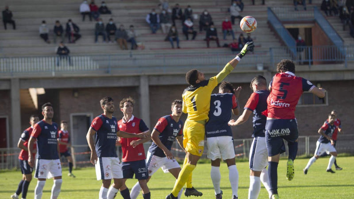 El portero Ivanildo mantuvo el empate para los bercianos. DL