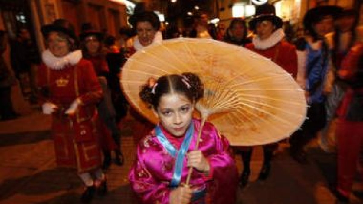 Un cortejo de carnavaleros se paseó ayer por las calles de La Bañeza, adelantando los desfiles de lo