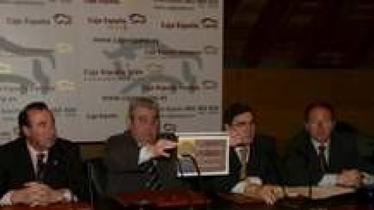 Pérez Tubilla y Javier Ajenjo (en el centro) al presentar la nueva tarjeta