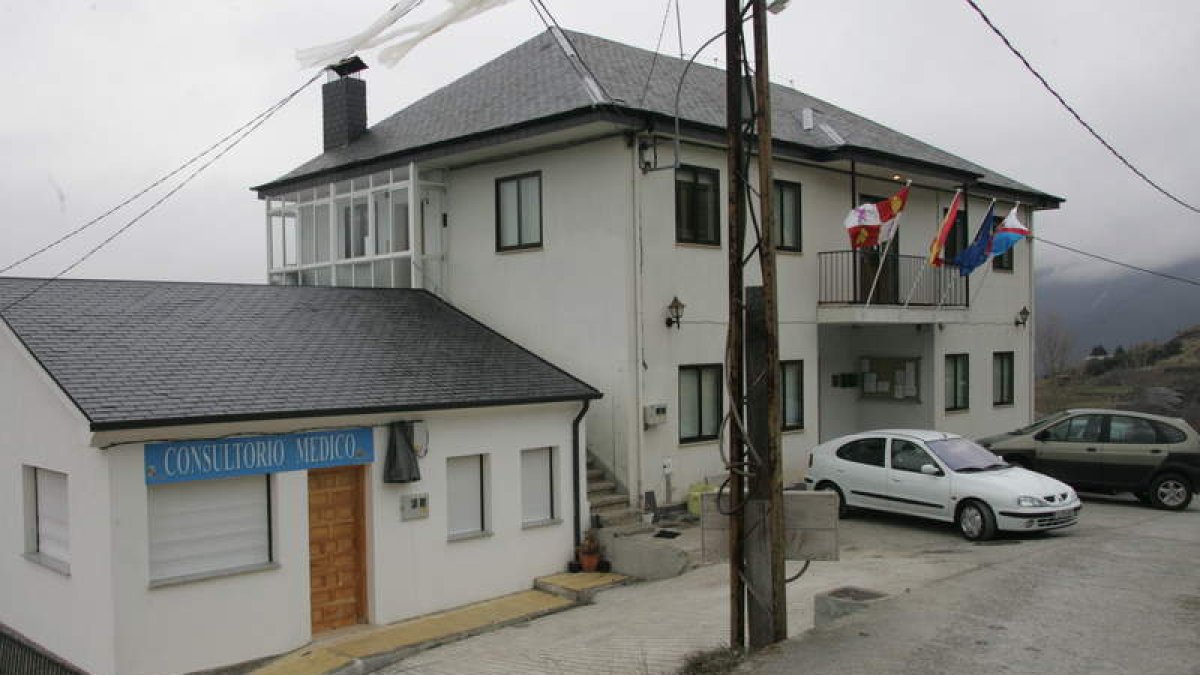 Casa consistorial de Benuza, en la que trabaja la auxiliar administrativa que denunció el acoso laboral y por el que estuvo de baja. L. DE LA MATA