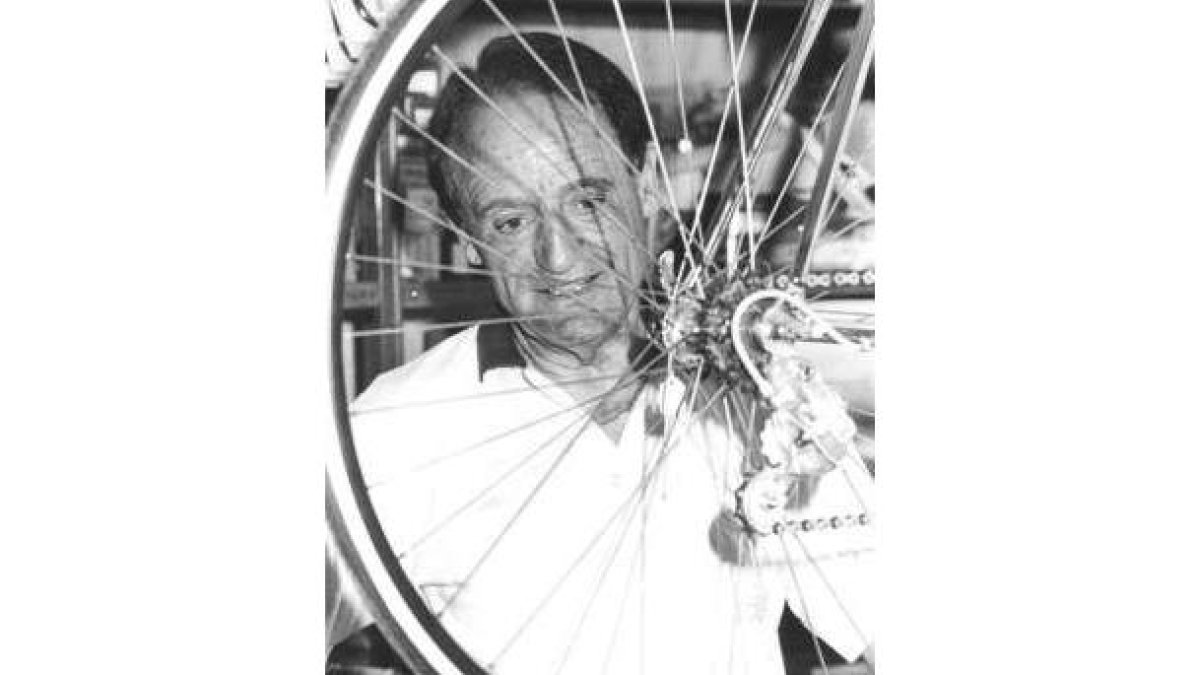 Senén Blanco, con una bicicleta, compañera inseparable.