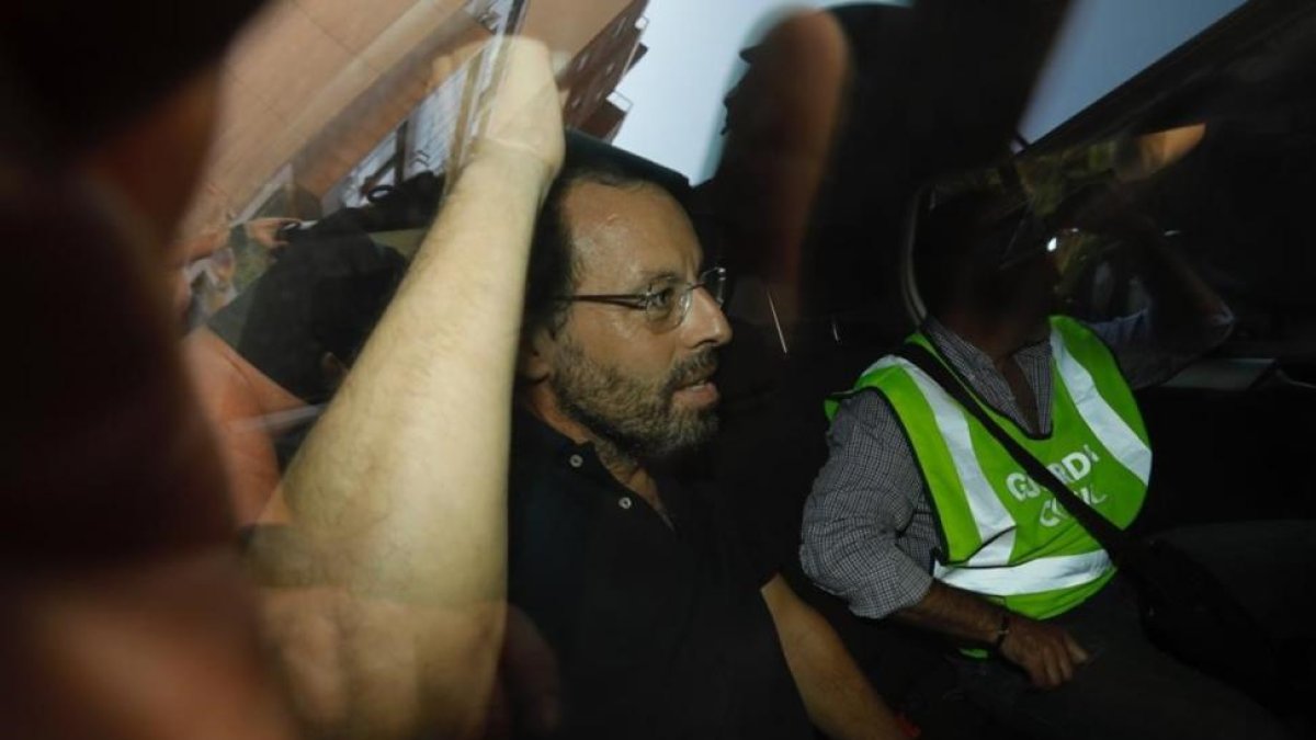 Sandro Rosell, durante su salida de su domicilio de Barcelona en un coche policial.