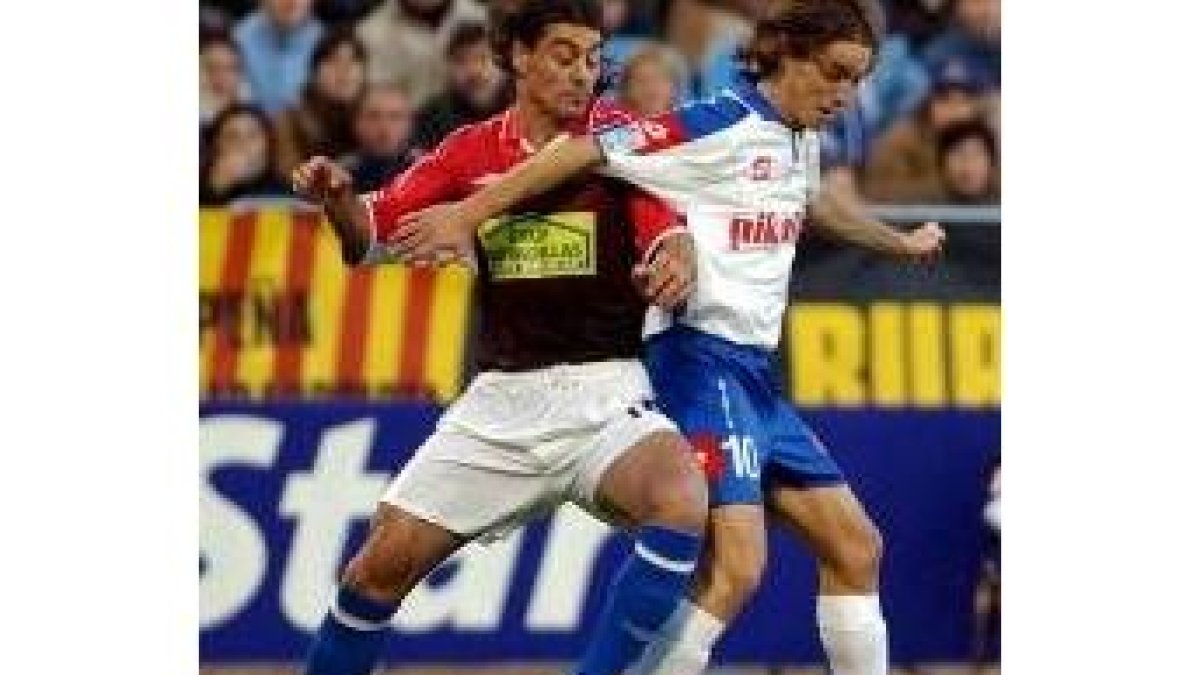 Savio intenta controlar el dominio del balón, ante la oposición de Dani