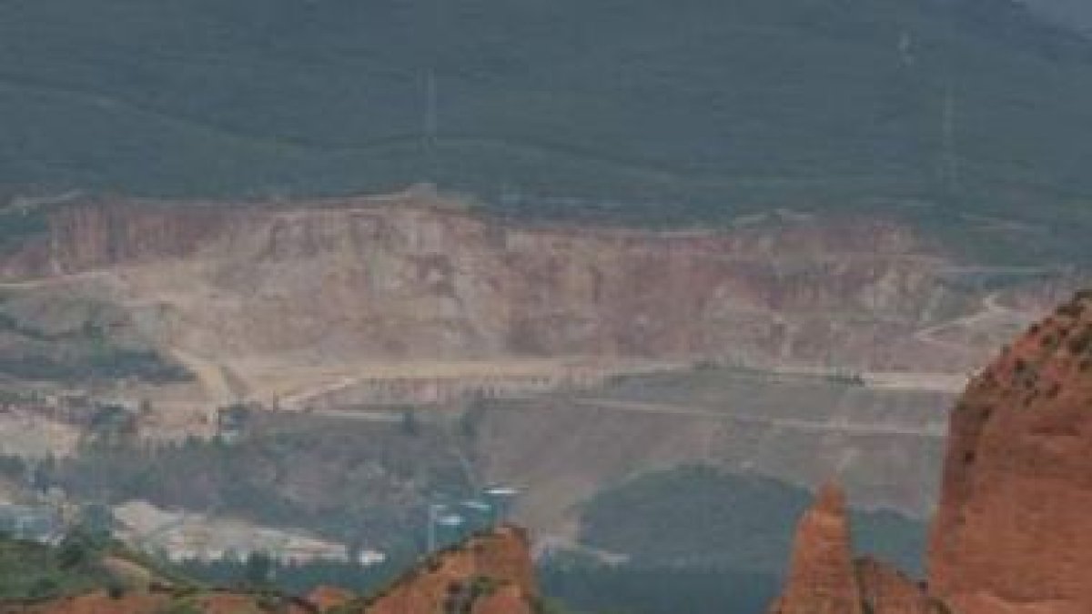 La macrocantera, con los picachos de Las Médulas en primer término