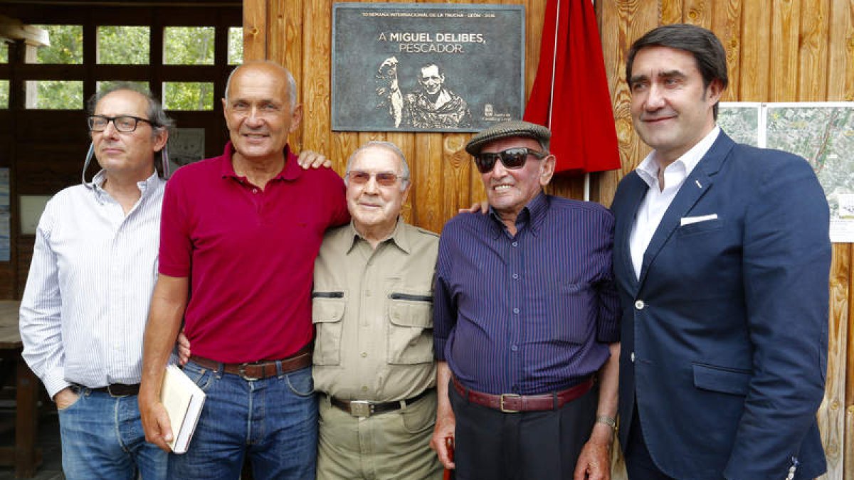 Juan y Adolfo Delibes, primero y segundo por la izquierda, junto al consejero de Fomento y Medio Ambiente de la Junta, Juan Carlos Suárez-Quiñones, derecha, durante el homenaje a Miguel Delibes pescador, dando su nombre al Aula del Río de Vegas del Condad