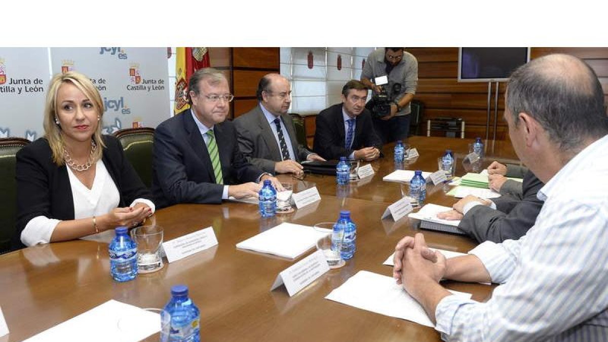 Antonio Silván, junto a la consejera cántabra, Blanca Azucena Martínez, y el director del Parques Nacionales, Basilio Rada.