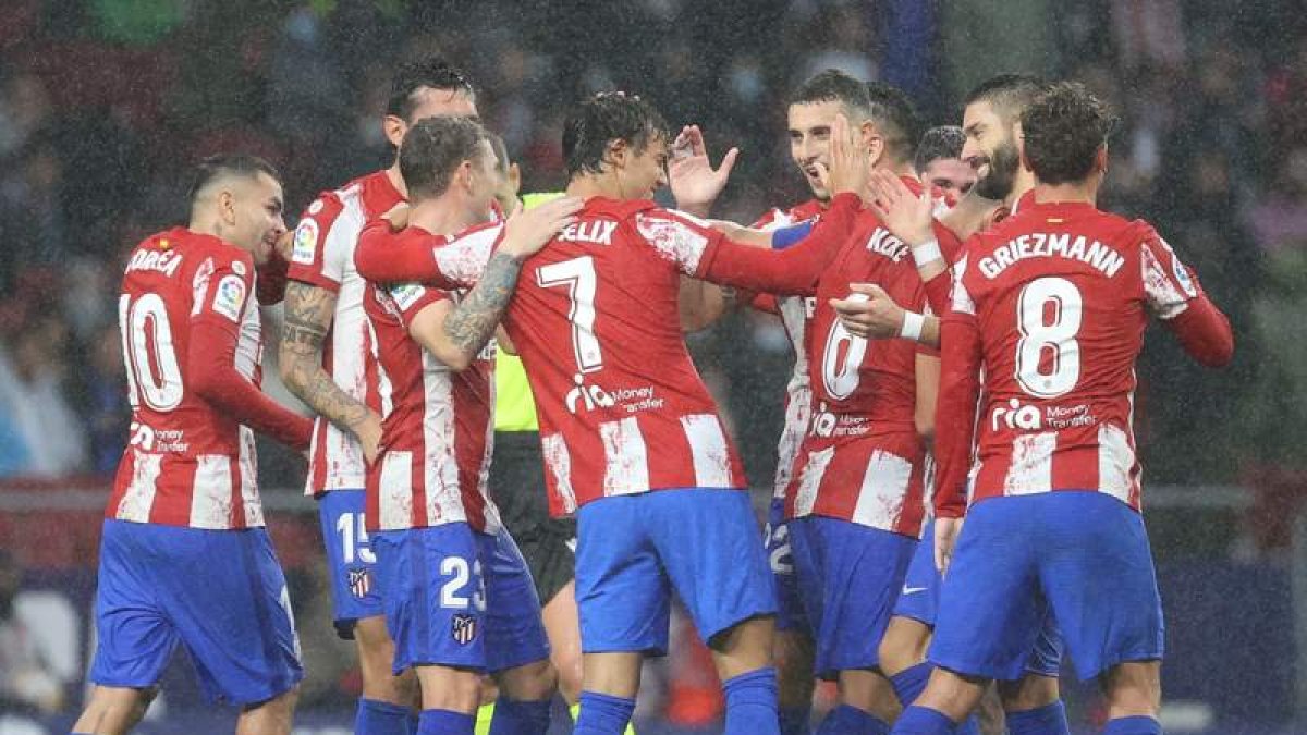 Joao Félix celebra con el resto de sus compañeros el gol conseguido ante el Betis. KIKO HUESCA