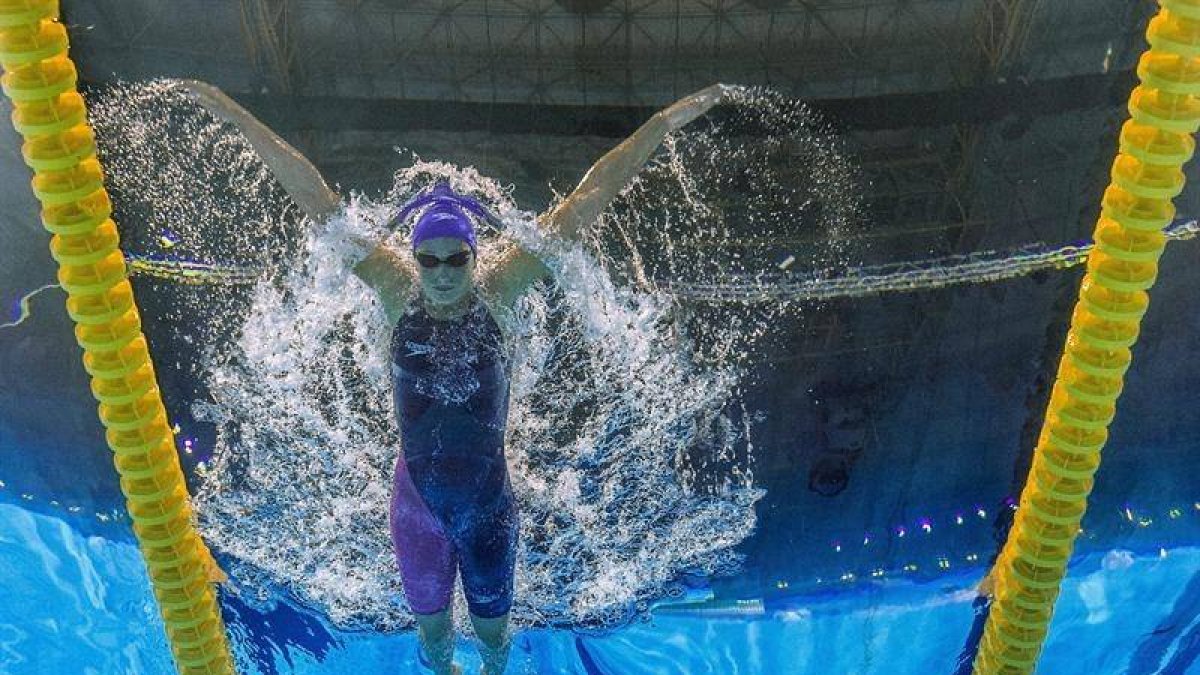 La nadadora española Mireia Belmonte García compite durante la semifinal de 200M mariposa de los Campeonatos del Mundo de Natación que se ha celebrado hoy en la piscina del Palau Sant Jordi de Barcelona.