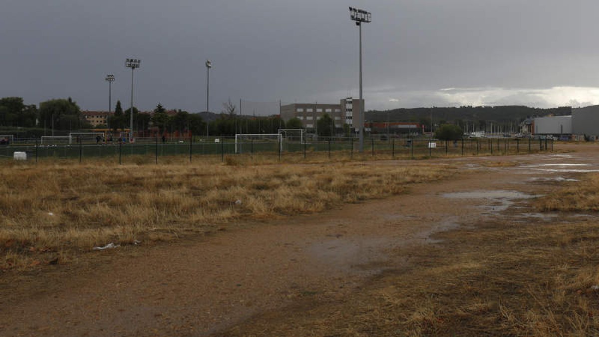 La imagen recoge el terreno en el que se situará el nuevo campo de fútbol y el parque de grandes dimensiones en La Palomera. FERNANDO OTERO