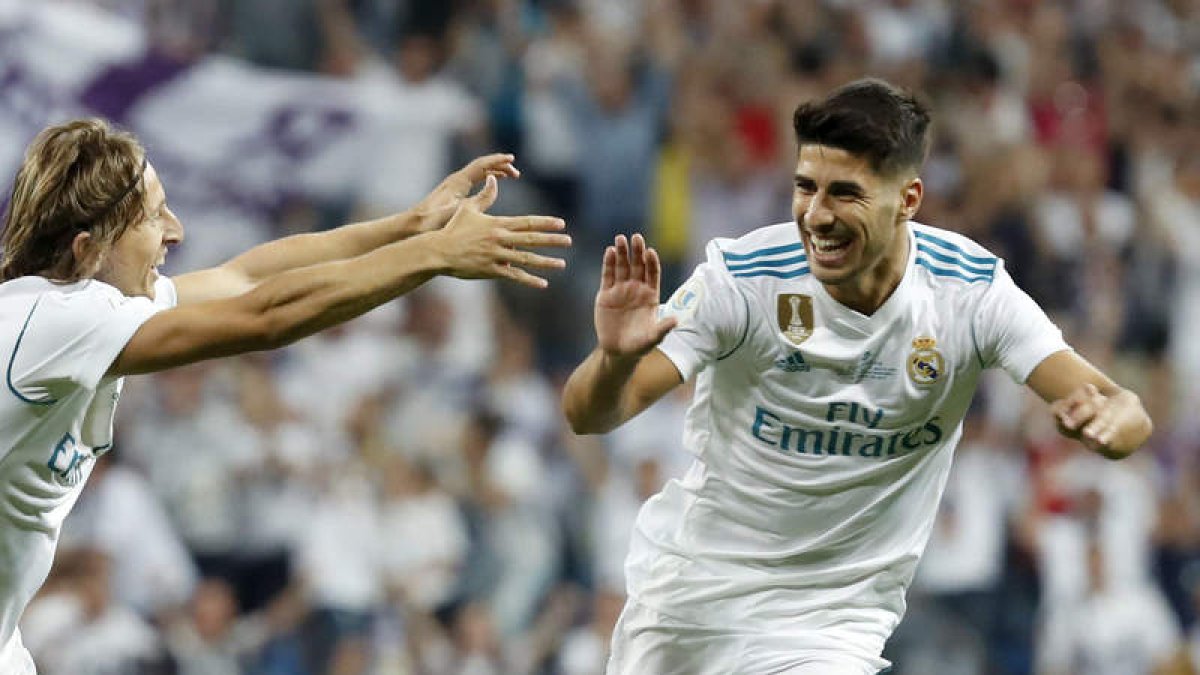 Asensio celebra junto a Modric el gol que le marcó al Barcelona en la Supercopa. CHEMA MOYA