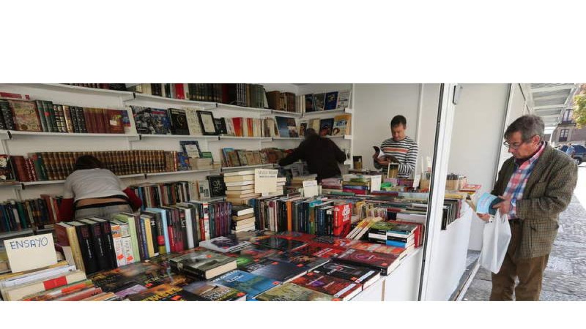 La plaza de San Marcelo acoge desde hoy y durante 22 días la Feria del Libro Antiguo. RAMIRO