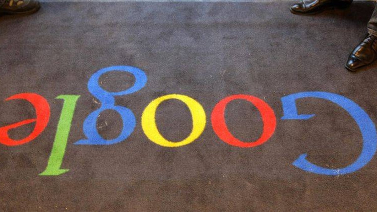 El logo de Google luce en una alfombra de las oficinas de la compañía en París.