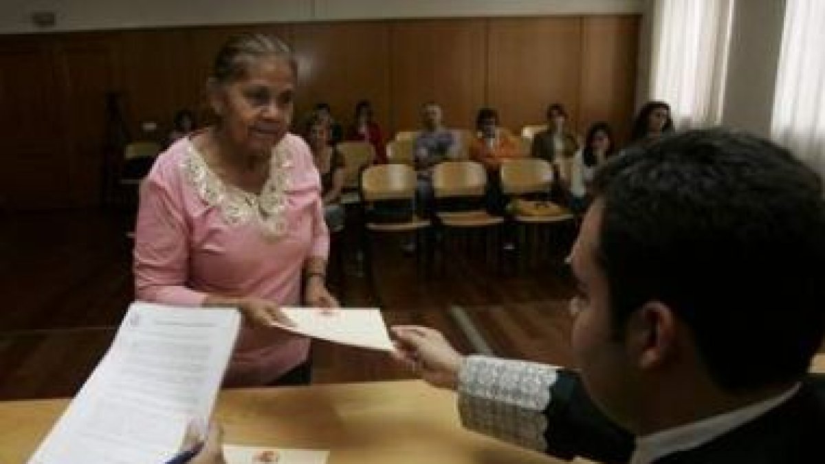 Las notificaciones judiciales en mano pasarán a la historia. En la foto de archivo, un acto de nacio