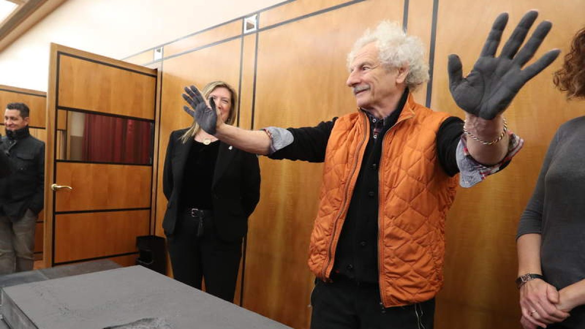 Rafael Álvarez hundió sus manos en el cemento minutos antes de actuar con el teatro lleno. BARREDO