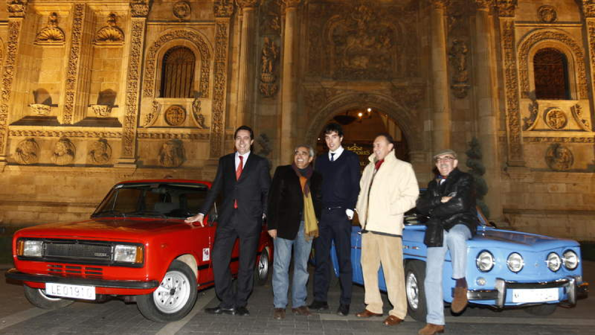 Los creadores del libro delante del Hostal de San Marcos.