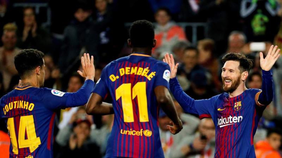 Messi es felicitado por Coutinho y Dembélé tras marcar el segundo gol ante el Leganés. A. GARCÍA
