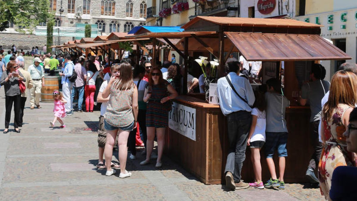 Aspecto que mostraba una de las casetas de la feria a mediodía de ayer.