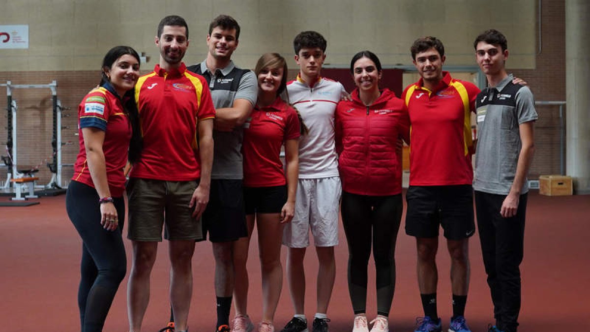 Eduardo de Paz, segundo por la derecha, junto a parte de los internacionales concentrados. MIGUEL F.B.