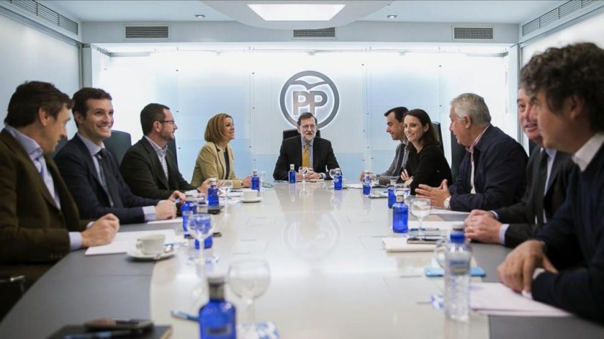 Mariano Rajoy, junto al equipo de dirección del PP, este lunes.