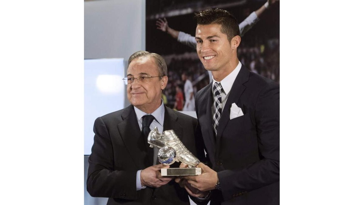 Cristiano, junto a Florentino Pérez, durante el homenaje.