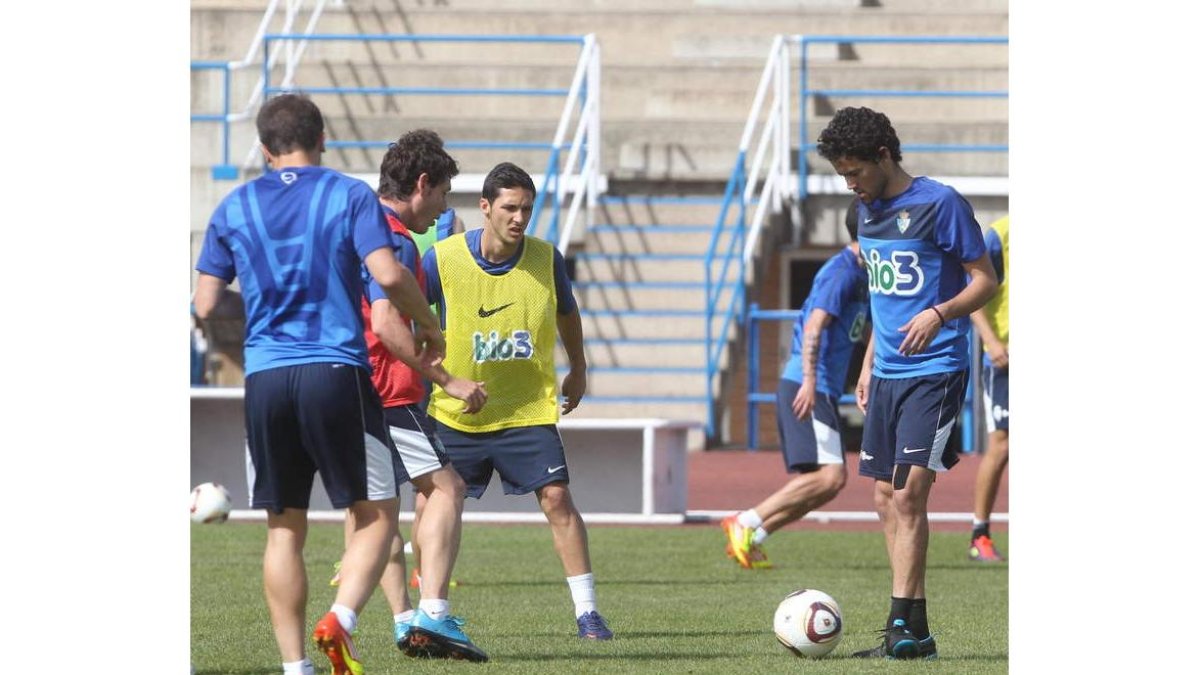 Mateo (d) es uno de los 13 jugadores con los que en la actualidad cuenta la Deportiva.