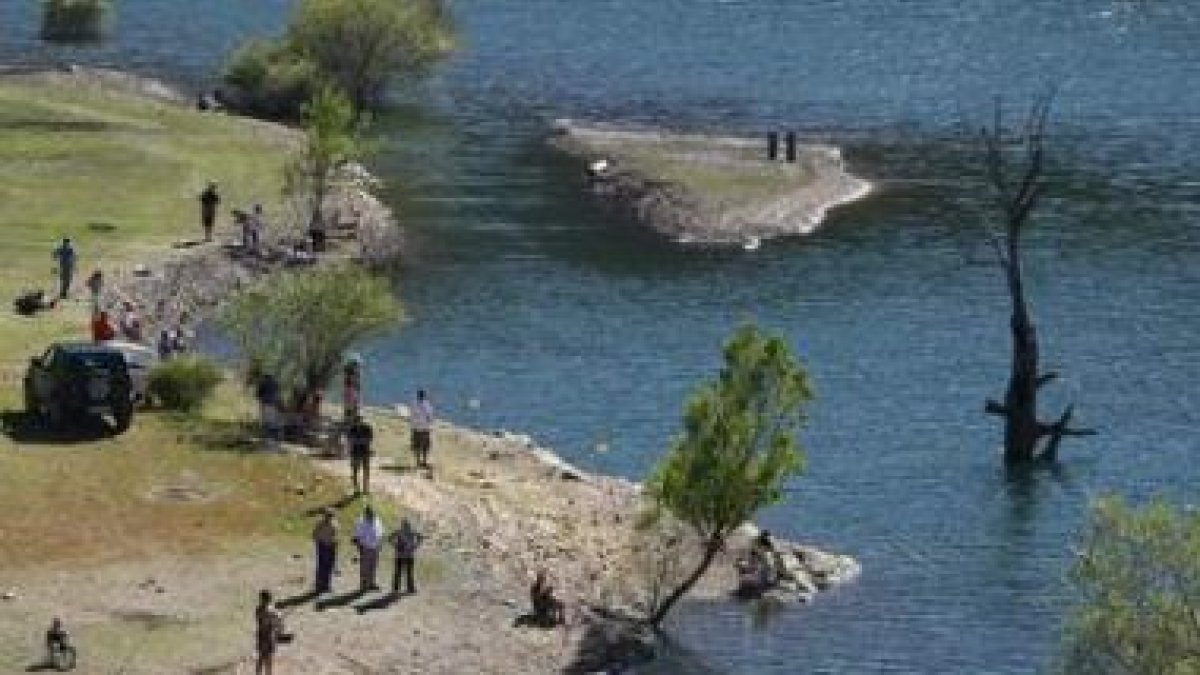 Los competidores llegando al pantano de Bárcena donde se celebró la competición.
