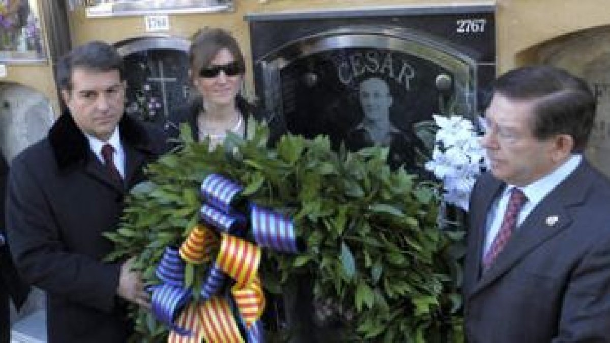 Laporta, la nieta de César y Domingo Cueto depositaron una corona de flores en la tumba del mítico j