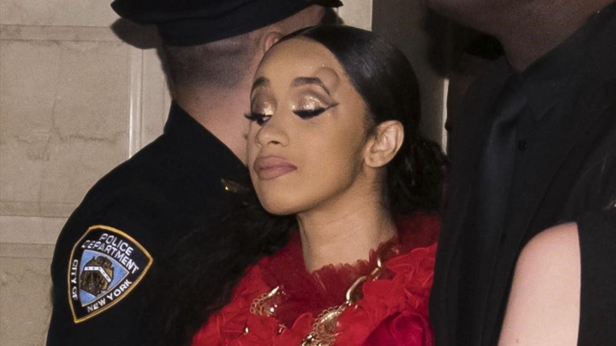 La rapera Cardi B abandona la fiesta de la revista Harper’s Bazaar, este viernes, con un chichón sobre su ceja izquierda, tras lanzarle un zapato a su compañera de profesión Nicki Minaj