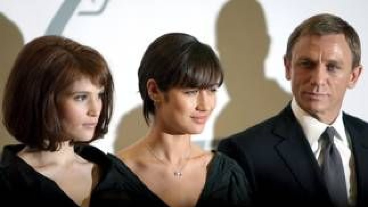 Olga Kurylenko, Gemma Arterton y Daniel Craig