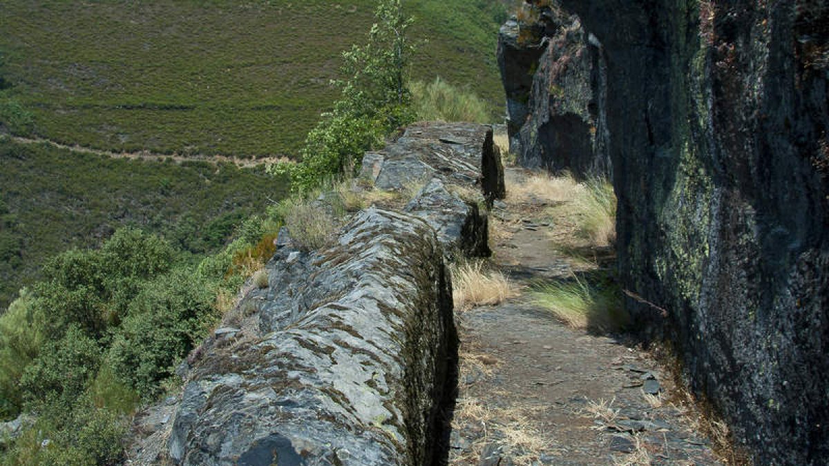 Detalle de un tramo de uno de los canales romanos en Llamas de Cabrera.