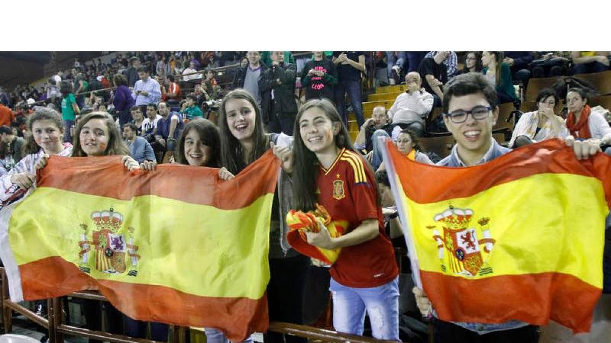 Blázquez entregó a Ana Muñoz una camiseta firmada por las guerreras.