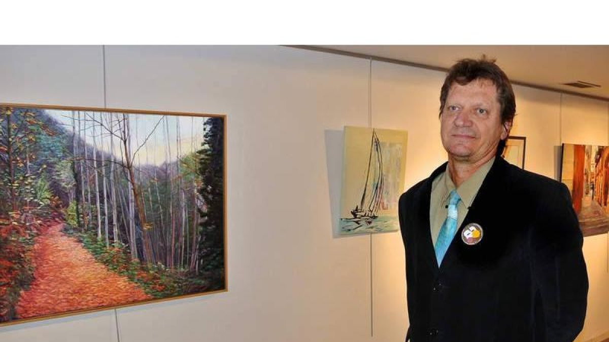 El artista rumano afincado durante quince años en León, László Bartha, con las obras que expone en San Marcelo.