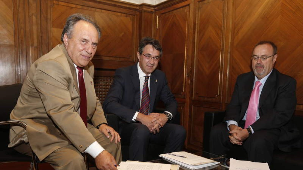 Fernández, Majo y Rey, en la Diputación.