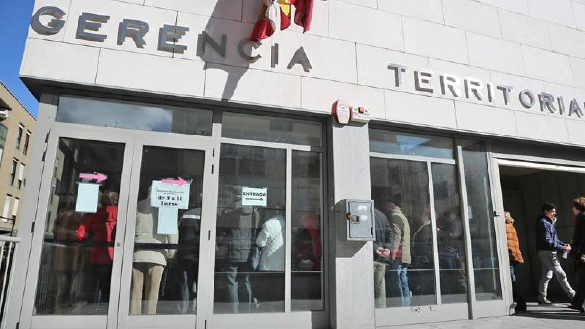Personas haciendo cola en la gerencia territorial de servicios sociales para solicitar una de las plazas disponibles en el Club de los 60, en una imagen de archivo.