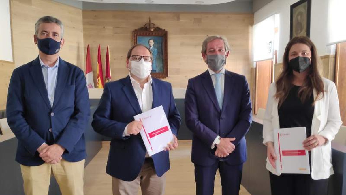 Sanz, Carrera, Vega y Bailez, ayer durante la reunión. A. R.