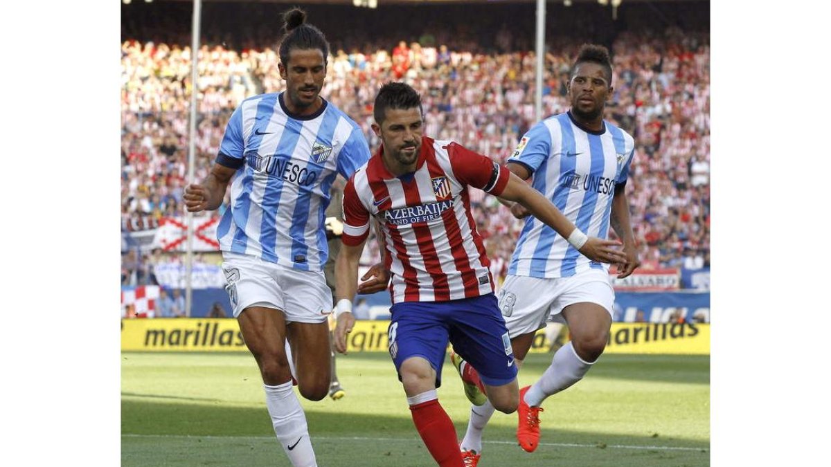 David Villa trata de escapar del argentino Angeleri y del portugués Eliseu