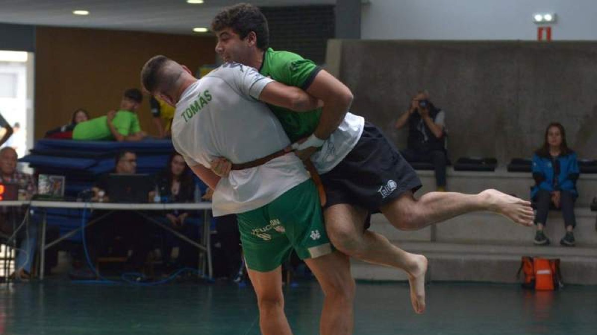 Tomasuco González y José Luis García, durante su combate de ayer en el luchódromo de León. DL
