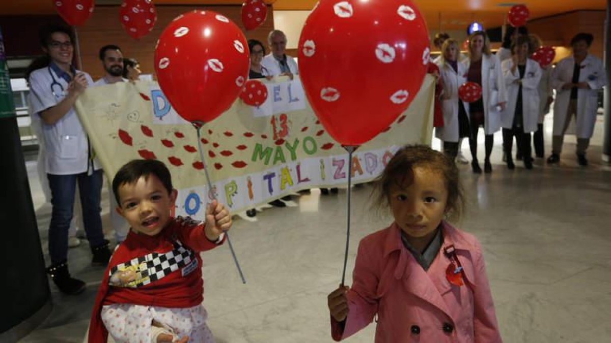 Personal sanitario, familias y niños participan en el lanzamiento de besos en el Hospital de León. JESÚS F. SALVADORES