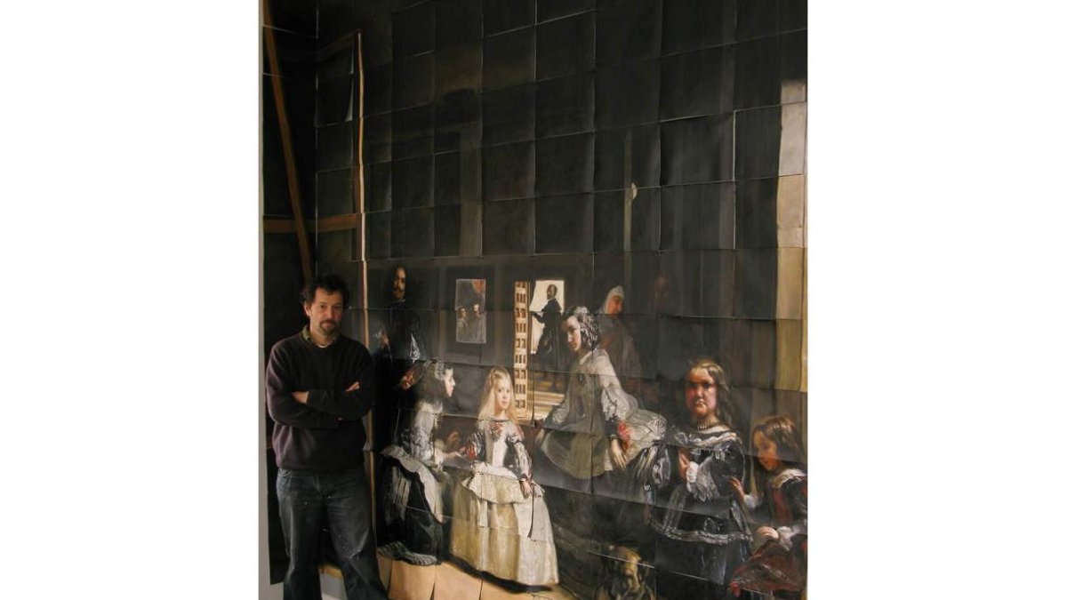 Félix de la Concha posa con ‘Las Meninas desde una luz artificial’. DL