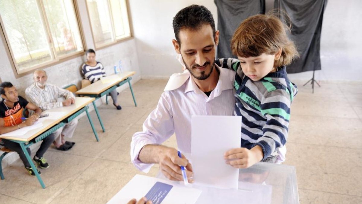 Un marroquí vota durante las elecciones legislativas en un colegio electoral en Rabat.