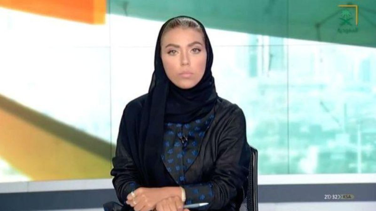 Waem al Dajil, durante su primer informativo como presentadora en la televisión estatal saudí.