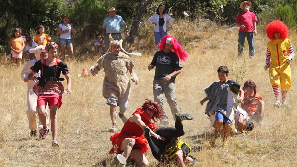 Los participantes en la quinta edición de la carrera del queso corren ladera abajo para ‘cazar’ el premio.