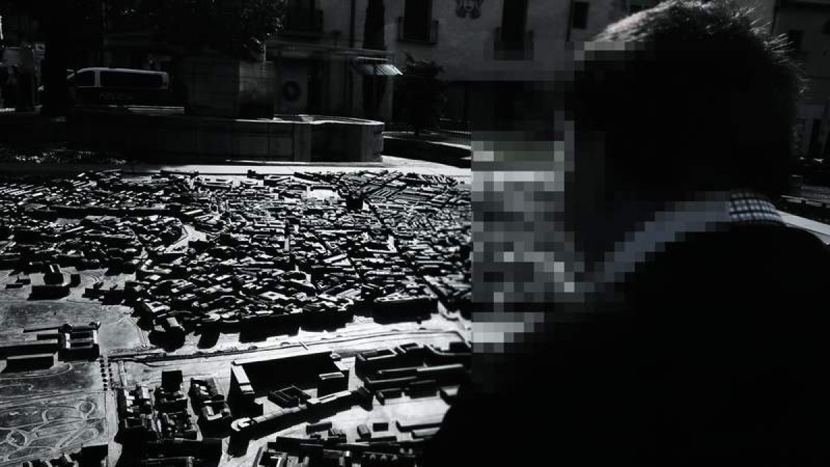 El protagonista posa junto a la maqueta de León en una imagen tomada recientemente. RAMIRO