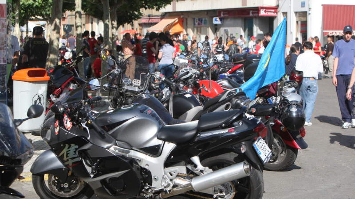 Las motos son desde hoy las grandes protagonistas de la concentración El Carmen en Veguellina. DL