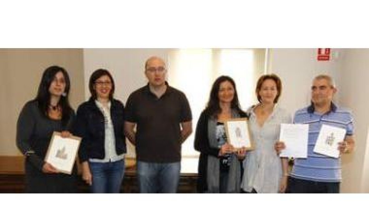 Los ganadores con la edil en funciones de Turismo y el presidente de la Asociación de Hosteleros del