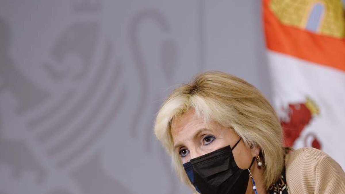 La consejera de Sanidad, Verónica Casado, ayer durante la rueda de prensa. DL